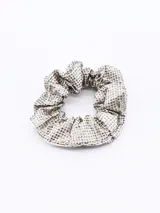Scrunchie de tela color plateado, completamente cubierto de pequeños cristales brillantes.