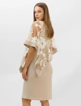 Vestido midi de seda fría con silueta ajustada y capa superior amplia de microtul con bordados florales blancos. Presenta un diseño elegante con escote redondo y mangas tipo capa.