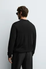 Polo de punto de manga larga confeccionado en lana italiana, con cuello solapa y cierre frontal de botones. Presenta puños y ruedo con acabado en rib.