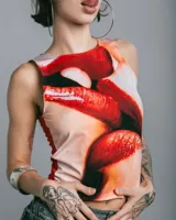 Musculosa blanca con estampado de labios rojos.