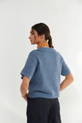 Remera tejida color celeste con cuello polo y mangas cortas. Tejido calado con trama abierta.