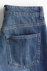 Bermudas de cinco bolsillos en denim de algodón rígido, con talle alto, cierre de cremallera y botón.