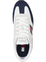 Zapatillas Tommy Jeans retro runner de cuero blanco con detalles en azul y rojo. Presentan el logo de Tommy Jeans en el lateral y la inscripción en la lengüeta.