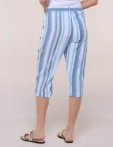 Pantalón capri de algodón a rayas verticales en tonos azul, celeste y blanco, con cintura elastizada, cordón de ajuste frontal y bolsillos aplicados.