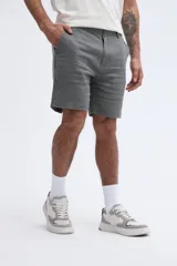 Bermuda gris oscuro confeccionada en mezcla de lino y algodón, con diseño de corte clásico, bolsillos laterales y trabillas para cinturón.