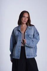 Campera de jean celeste con tachas de estrellas plateadas en la parte superior.