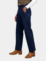 Pantalón azul marino de corte recto y talle alto, con bolsillos laterales y trabillas para cinturón.