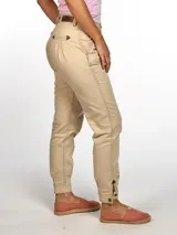 Pantalón color verde agua, de corte recto, con pinzas en la cintura, bolsillos laterales y ruedo con botón. Incluye cinturón marrón con hebilla dorada.