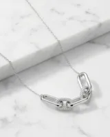 Collar de plata con eslabones entrelazados, algunos de ellos decorados con circonias brillantes.