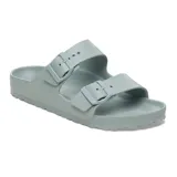 Sandalia Birkenstock modelo Arizona, confeccionada en material EVA ligero y flexible, con diseño de dos correas ajustables con hebillas al tono.