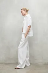 Pantalón blanco de lino reciclado, de pierna ancha y cintura elástica.