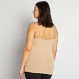 Camiseta de tirantes finos color beige.