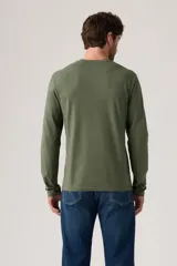 Remera de manga larga Levi's Classic Tee Patch, color verde militar, con cuello redondo y logo de la marca en el pecho.