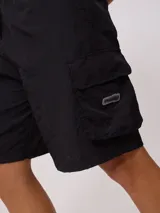 Bermuda cargo Rusty de corte recto, confeccionada en poliamida con acabado texturizado. Presenta cintura elástica con cordón de ajuste, bolsillos laterales tipo cargo con solapa y bolsillos frontales.