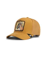 Gorra tipo trucker de color beige con frente de gamuza sintética y parte trasera de malla. Presenta un parche bordado en el frente con la imagen de una cabra y la inscripción G.O.A.T. sobre fondo dorado metálico.
