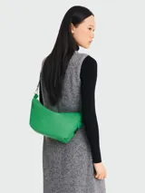 Bandolera hobo de cuero color verde, con correa de hombro ajustable y cierre superior con cremallera.