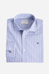 Camisa de manga larga con diseño de rayas verticales en tonos azul y blanco. Presenta cuello clásico, cierre frontal con botones y logo bordado en el pecho. Posee puños con botones.