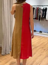 Vestido midi de lino con diseño bicolor dividido en tonos beige y marrón, escote en V, sin mangas y corte holgado con bolsillos laterales.