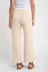 Pantalón de corte recto y tiro medio, confeccionado en tejido de algodón con textura acanalada. Presenta cintura elástica, bolsillos laterales y un calce holgado y cómodo.