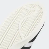 Championes Adidas Jabbar Lo de diseño clásico y minimalista, con parte superior de cuero negro, las icónicas tres franjas laterales en blanco y suela de goma en tono crema.