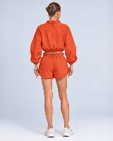 Short gris con cintura tipo clochard con regulador, ajustes con cordón en los laterales y bolsillos. Confeccionado en tejido ultra suave de poliéster y poliamida con protección UV 50+.