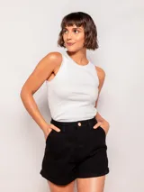 Musculosa blanca de algodón con cuello redondo y corte ajustado.