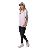 Remera oversize Columbia para mujer, de color lila, con cuello redondo acanalado y estampado frontal con el logotipo de la marca y diseño de montañas.