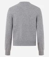 Cardigan de punto color gris, con cuello redondo, manga larga y cierre frontal con botones. Presenta puños y bajo acanalados, con un diseño clásico y versátil.