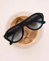 Lentes de sol estilo aviador con armazón grueso de policarbonato negro y cristales degradados con protección UV400.