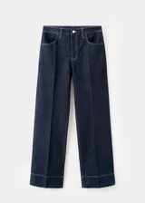 Pantalón de jeans de corte recto y tiro medio con cierre frontal de cremallera y botón, trabillas para cinturón y bolsillos.