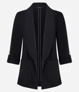 Blazer negro de sastrería confeccionado en tejido airflow con textura arrugada, cuello con solapa, bolsillos delanteros y mangas 3/4 con martingalas en los puños.