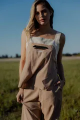 Conjunto de dos piezas compuesto por un top sin mangas con diseño bicolor en blanco y negro y detalle bordado frontal, y un pantalón de corte recto y ancho en color negro con bolsillos laterales y cintura ajustable.