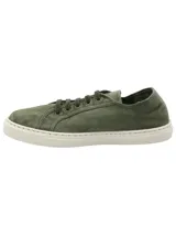 Zapatilla urbana de corte bajo confeccionada en algodón orgánico color verde militar, con suela de goma blanca y cierre mediante cordones al tono.