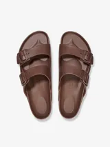 Sandalias Birkenstock Arizona color marrón, fabricadas en goma EVA, con doble tira y hebillas ajustables.