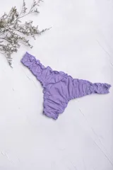 Vedetina less color lila, confeccionada en algodón suave con terminaciones fruncidas en los bordes.