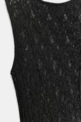 Vestido midi de encaje negro, con cuello redondo y diseño sin mangas.