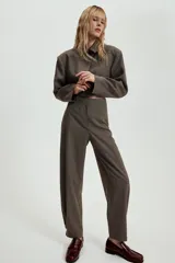 Pantalón de tiro medio con estampado de cuadros pequeños, bolsillos laterales y cierre frontal con cremallera y gancho metálico.