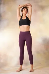 Calza larga de entrenamiento color bordó, de tiro alto y ajuste ceñido, confeccionada en tejido elástico de alta compresión.