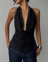 Top halter negro de escote profundo con efecto drapeado y detalles de tachas metálicas en los bordes.