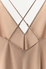 Vestido midi tipo lencero con escote en pico y tirantes finos ajustables multiposición.