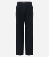 Pantalón de vestir negro, de corte recto, con cintura asimétrica y cierre por botón y cremallera.
