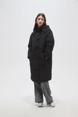 Campera larga tipo parka acolchada color negro, con capucha desmontable, cierre frontal con botones a presión, bolsillos laterales y cordón ajustable en la cintura.
