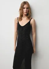 Vestido midi de punto con lentejuelas brillantes, escote en pico y tirantes finos. Diseño entallado con abertura frontal.