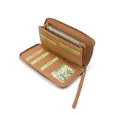 Billetera larga con cierre perimetral, confeccionada en material sintético texturizado color mostaza. Cuenta con correa de mano extraíble y placa metálica con logo de la marca en el frente.