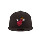 Gorro New Era 9FIFTY Snapback Miami Heat OTC, negro con logo bordado del equipo en el frente y cierre ajustable snapback.