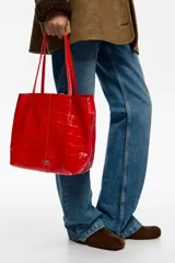 Bolso shopper mediano Bimba Y Lola de piel roja con grabado efecto cocodrilo, doble asa de hombro y logo metálico en la parte inferior.