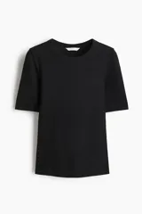Remera negra de punto acanalado con cuello redondo y mangas cortas.