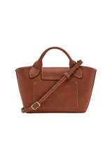 Cartera tipo tote en tamaño extra pequeño, confeccionada en cuero liso color verde oliva. Presenta una estructura rígida, doble asa corta superior y cierre con solapa y broche metálico con logo grabado.