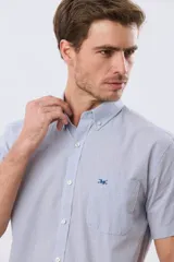 Camisa de manga corta con microcuadros en tonos celestes y blancos, calce slim, cuello con botones y bolsillo frontal con logo bordado.