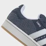 Championes Adidas Campus 00s de tela azul con costuras decorativas, tres tiras blancas con estrellas y suela de caucho.